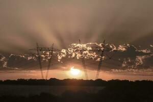 hoch Stromspannung Leistung Linie beim Sonnenuntergang, Pampas, Argentinien foto