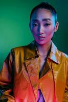 Grün Frau Disko Licht modisch Mode Schönheit Neon- bunt posieren Gelb foto
