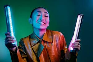 Frau Neon- Mode Disko Licht Grün bunt modisch stilvoll asiatisch Schönheit lebendig Gelb foto