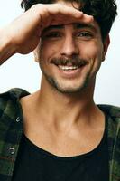 Mann Lächeln gut aussehend Copyspace Gesicht Hipster Hemd modisch Bart Porträt Mode foto