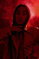 Porträt Frau abstrakt noir bunt modisch Kunst Neon- Licht rot bunt Dame Mode Konzept foto