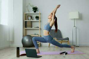 Lotus Frau Lebensstil Laptop Gesundheit Zuhause Video Matte Yoga Übung Ausbildung foto