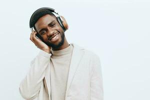 Hintergrund Mann afrikanisch zuversichtlich amerikanisch Kopfhörer Kerl Musik- dj Porträt afrikanisch Mode schwarz foto