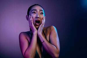 asiatisch Frau bunt Disko Neon- Licht Schönheit Blau Brünette lila Körper modisch Mode foto