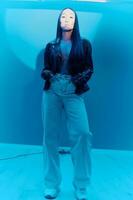 Frau Glanz Studio Hipster Modell- asiatisch modisch Schönheit kaukasisch Neon- Gesicht bunt Licht Mode foto