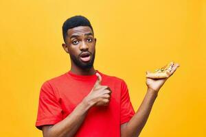 Pizza Mann schwarz Lieferung online Hintergrund Essen schnell Essen Kerl glücklich Lächeln Diät foto