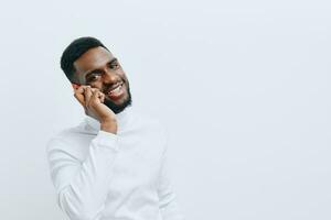 Mann afrikanisch schwarz Telefon Person Lächeln Technologie Handy, Mobiltelefon Geschäftsmann glücklich jung foto