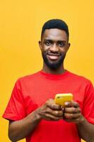 Technologie Mann Hintergrund Handy, Mobiltelefon jung afrikanisch Studio Gelb glücklich schwarz rot Telefon foto