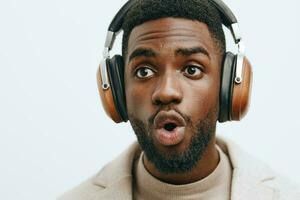 Kopfhörer Mann Kerl dj afrikanisch Modell- Musik- schwarz Mode Porträt aussehen amerikanisch Hintergrund foto