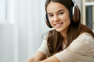 Teenager Lebensstil Musik- Kopfhörer Mädchen glücklich Meditation Telefon Lächeln Stuhl foto