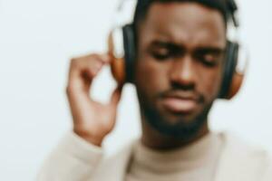 Musik- Mann afrikanisch Porträt stilvoll Kopfhörer schwarz amerikanisch Ausdruck Mode Kerl dj Hintergrund foto