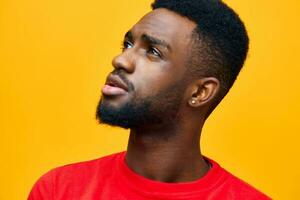 Mann amerikanisch Mode aussehen Porträt zuversichtlich amerikanisch afrikanisch schwarz Orange Kerl rot Hintergrund foto