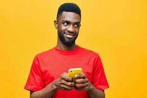 Telefon Mann Hintergrund Technologie schwarz Gelb bunt glücklich jung Cyberspace Handy, Mobiltelefon afrikanisch foto