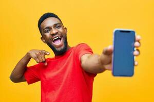Mann Telefon Attrappe, Lehrmodell, Simulation schwarz Gelb Handy, Mobiltelefon Hintergrund Hand afrikanisch glücklich Technologie jung foto