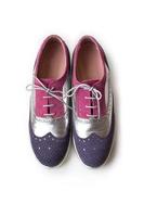 Blick von oben auf die violetten, silbernen und rosafarbenen Damen-Oxford-Schuhe, isoliert auf weißem Hintergrund foto