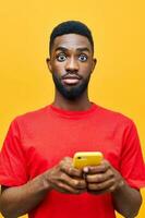 Handy, Mobiltelefon Mann Hipster Gelb Attrappe, Lehrmodell, Simulation schwarz glücklich jung afrikanisch Telefon Technologie Hintergrund foto