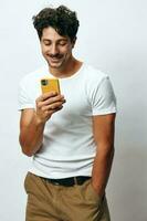 Mann online T-Shirt chatten Kerl Weiß Hipster Technologie Porträt Botschaft Telefon Selfie Einkaufen Lebensstil foto