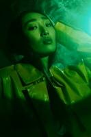 Frau modisch bunt Neon- Porträt Nacht Kunst Rauch Konzept Licht Grün Schönheit foto