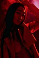 Mode Frau rot dunkel Krankheit Konzept Kunst bunt modisch Neon- Licht Porträt foto