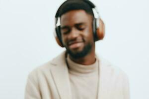 schwarz Mann dj attraktiv Kopfhörer amerikanisch Kerl Musik- Porträt Mode afrikanisch Hintergrund bunt foto