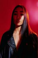 bunt Frau Porträt modisch Neon- rot Konzept foto