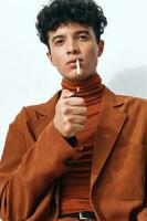 Mann Rauchen nachdenklich Schüler Beige Zigarette jung Sitzung Mode Porträt Lebensstil Stil foto