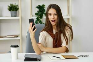 Laptop Schüler Lächeln Bildung Telefon jung Mädchen Blogger Selfie Lernen foto