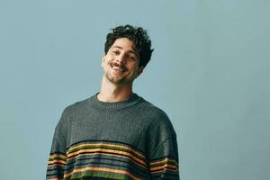 Mann Sweatshirt modisch zuversichtlich stilvoll Gesicht Porträt Copyspace Emotion gut aussehend Lächeln Studio Mode Hipster foto