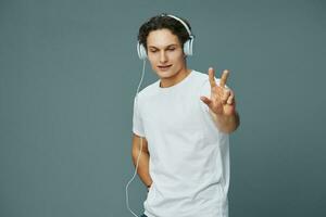Mann T-Shirt Hör mal zu Studio Porträt Kopfhörer Lebensstil Musik- jung glücklich isoliert foto