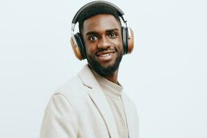 Mann Mode Raum Kopieren afrikanisch Kopfhörer amerikanisch Porträt schwarz Musik- Beige dj Kerl Hintergrund foto