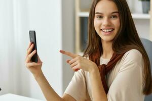 Selfie jung Laptop Bildung Blogger Schüler Mädchen Lernen Telefon Lächeln foto