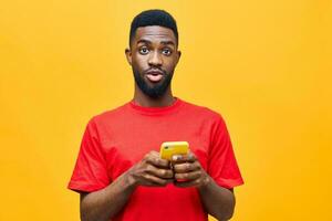 männlich Mann leer jung schwarz glücklich afrikanisch Gelb Technologie Hintergrund Handy, Mobiltelefon Telefon foto