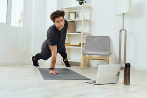 Zuhause Mann Übung Sport Aktivität physisch Ausbildung Haus Innen- gesund Lebensstil Gesundheit foto