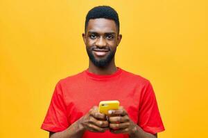 leer Mann Handy, Mobiltelefon Gelb schwarz afrikanisch Studio jung Technologie Telefon Hintergrund glücklich foto