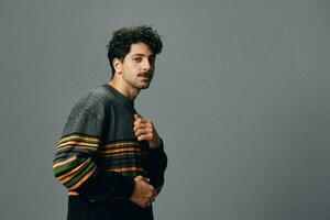 Mode Mann gut aussehend Sweatshirt modisch Kerl Copyspace Porträt Lächeln Gesicht Hipster foto