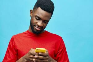 jung Mann Handy, Mobiltelefon schwarz tausendjährig glücklich Technologie Lächeln Internet afrikanisch Telefon Hintergrund foto