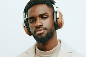 Kopfhörer Mann isoliert Porträt Studio schwarz afrikanisch amerikanisch Kerl Musik- Hintergrund dj Mode foto