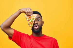 halt Mann Lieferung Essen schwarz glücklich afro Kerl Essen Hintergrund Lächeln Pizza schnell foto