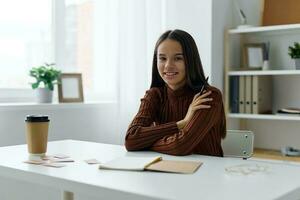 Tabelle Bildung Vorbereitung Prüfung Schüler Notizbuch Schreibtisch Mädchen Teenager Schülerin foto