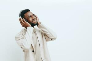 Mann Musik- amerikanisch Weiß Kopfhörer Mode schwarz Hintergrund dj Porträt Kerl afrikanisch grau foto