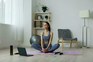 Lebensstil Frau Gesundheit Yoga Zuhause Video Matte Körper Laptop Lotus Ausbildung foto