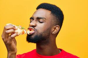 Erwachsene Mann Lächeln Essen Essen schwarz glücklich Kerl Hintergrund hungrig schnell Pizza Lieferung foto