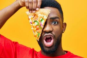 Lächeln Mann Gewicht Lieferung glücklich Pizza Essen Hintergrund schwarz Essen schnell Kerl genießen foto