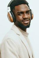 Mann Kerl Musik- Studio schwarz Hintergrund grau Porträt Kopfhörer amerikanisch afrikanisch dj Mode foto