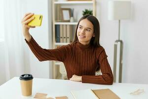 Mädchen Bildung Laptop Selfie Telefon Lächeln Blogger Schüler jung Lernen foto