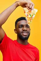 Lieferung Mann schwarz Essen Essen Kerl Fettleibigkeit glücklich Hintergrund Lächeln komisch Pizza schnell foto
