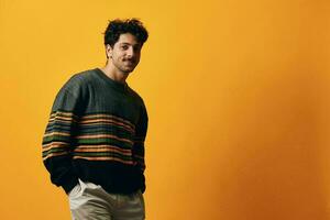 Mann modisch Porträt Mode Orange Sweatshirt Hintergrund foto
