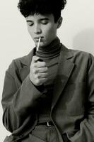 Mann Rauchen Zigarette Weiß und Mode schwarz Porträt foto