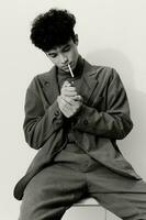 Mann Schüler Zigarette Sitzung Lebensstil nachdenklich Hipster und Porträt Jugend schwarz Weiß Rauchen Mode foto