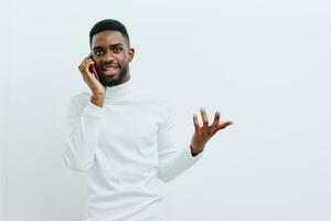 Mann jung glücklich rot Handy, Mobiltelefon afrikanisch schwarz Technologie Geschäftsmann Lächeln Telefon foto